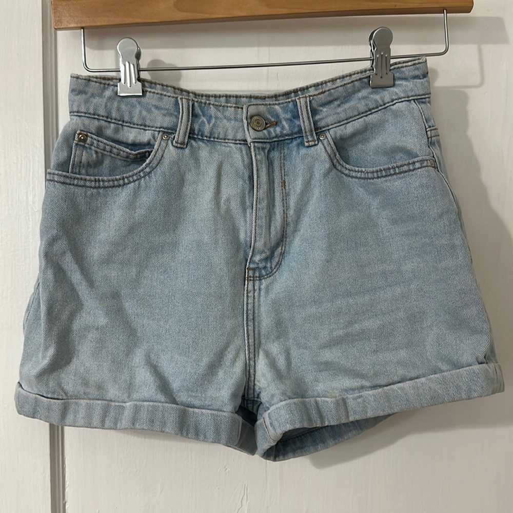 Denim & Co denim shorts - high rise - sz 4 - great condition!